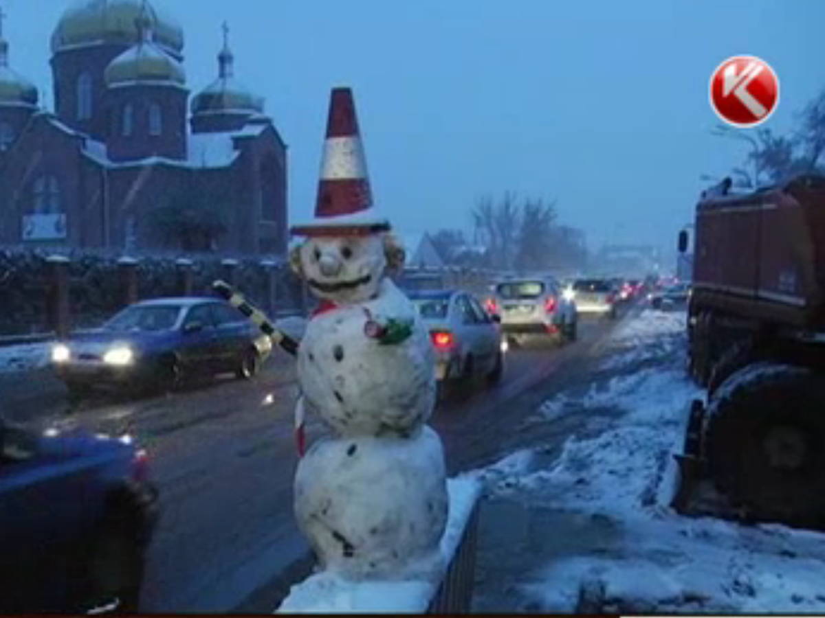 В Караганде рабочие извинились за ремонт дорог снеговиком