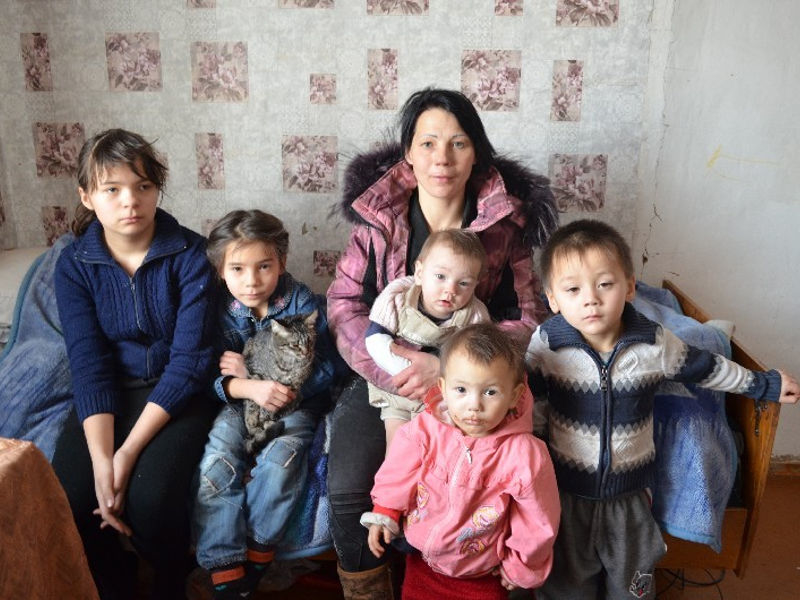 Погода семей по часам. Малообеспеченная семья. Семей население. Казахская многодетная мама. Многодетные матери одиночки Казахстана.