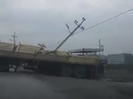 В Усть-Каменогорске грузовик снес фонарный столб