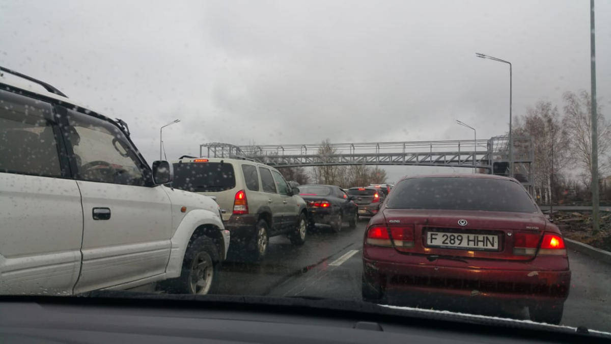 Усть-Каменогорск. Автомобильная пробка парализовала движение в левобережье