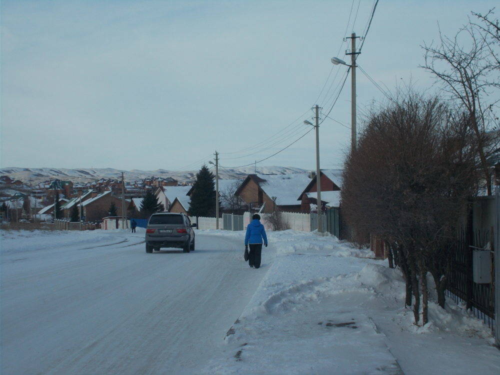 В поселке, который входит в состав Усть-Каменогорска, не чистят единственный тротуар