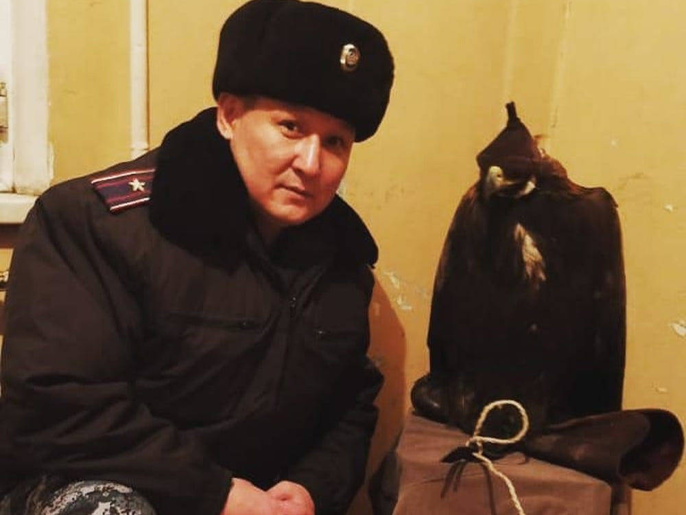В Усть-Каменогорске найденного на улице беркута передали хозяину