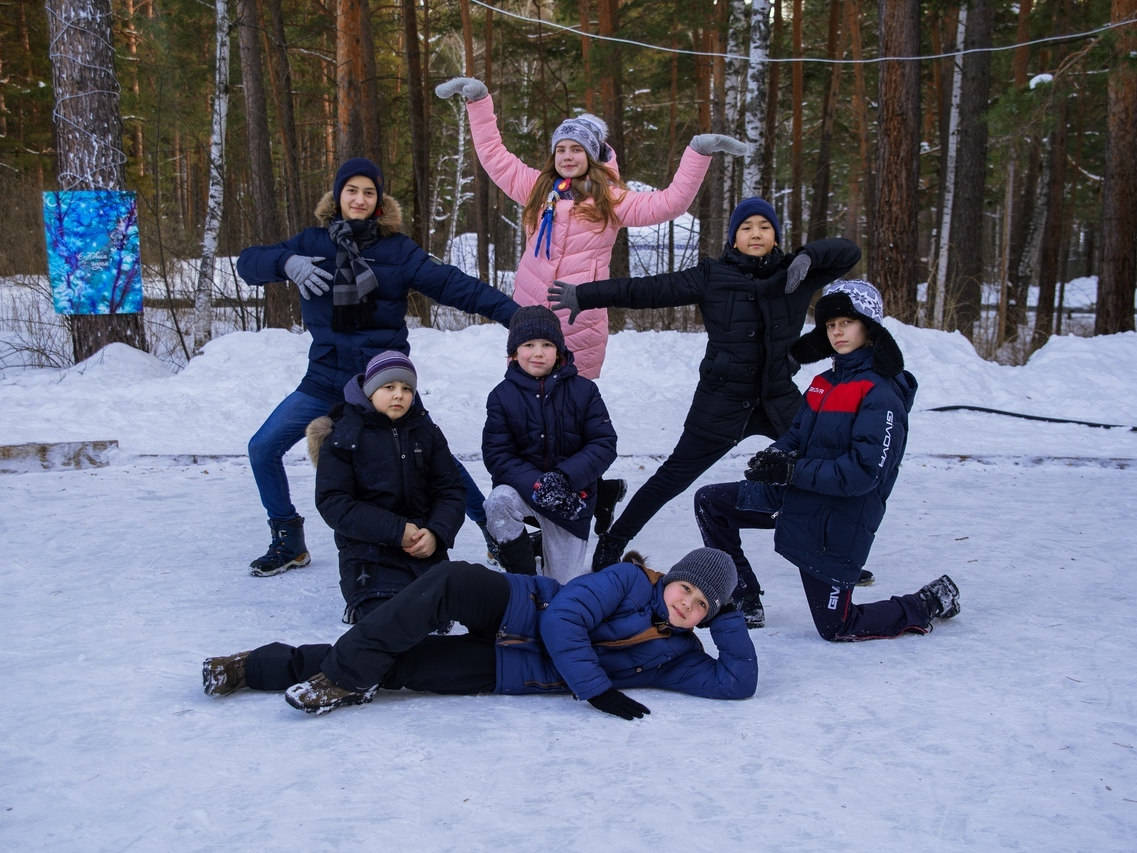 Куда можно сходить на весенних каникулах. Синегорье лагерь. Лагерь весенние каникулы. Школьники весенние каникулы. Дети в лагере весной.