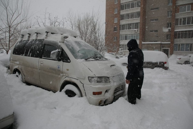 В Усть-Каменогорске снежный коллапс