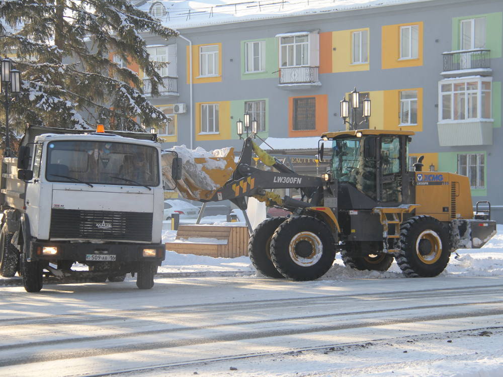 В Усть-Каменогорске могут выделить дополнительные средства на уборку снега