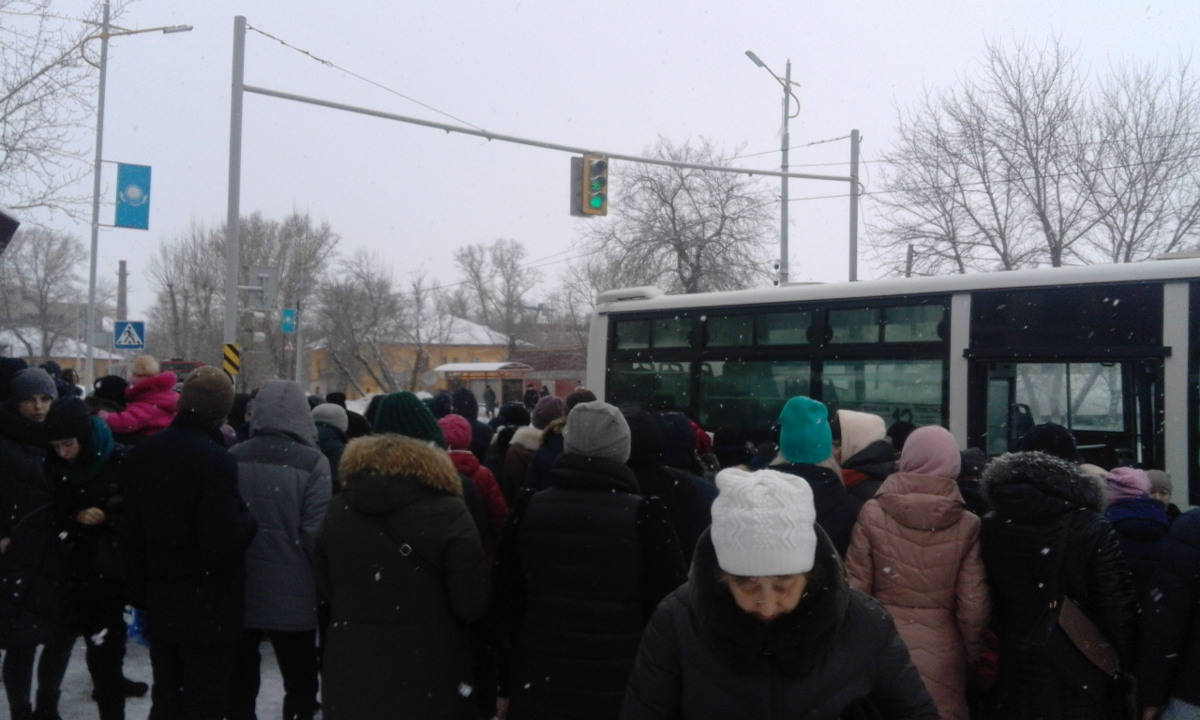Жители Усть-Каменогорска жалуются на перебои в движении общественного транспорта