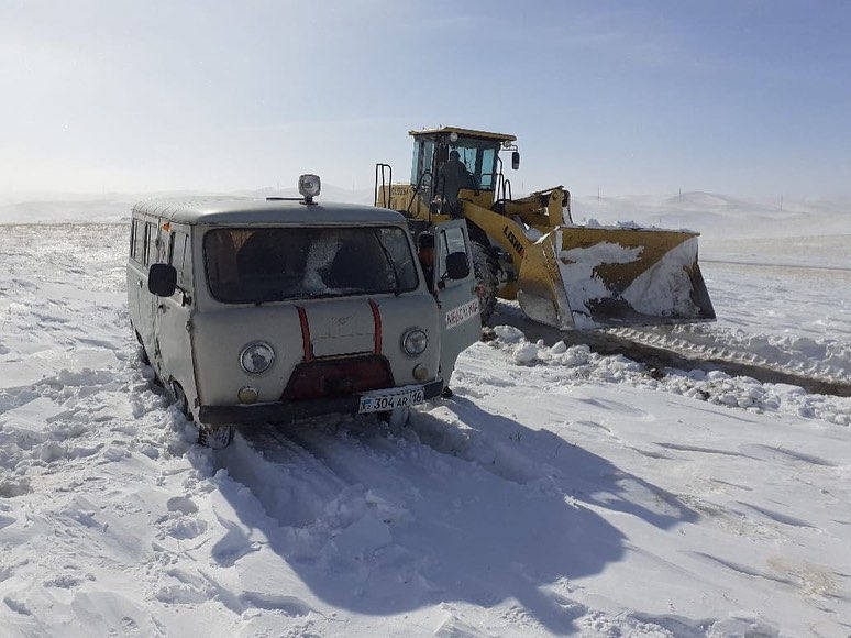 Скорая помощь застряла в степи: спасатели ВКО эвакуировали пациентку на снегоходе