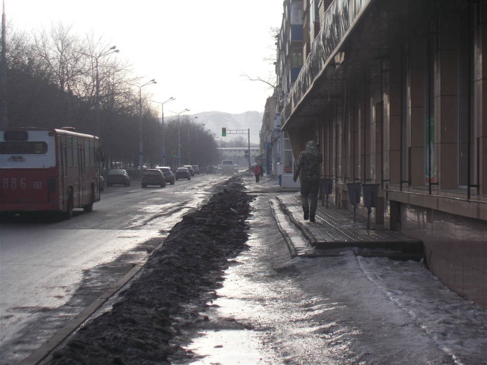 В Усть-Каменогорске на проспекте Назарбаева почистили дорогу, но завалили тротуар