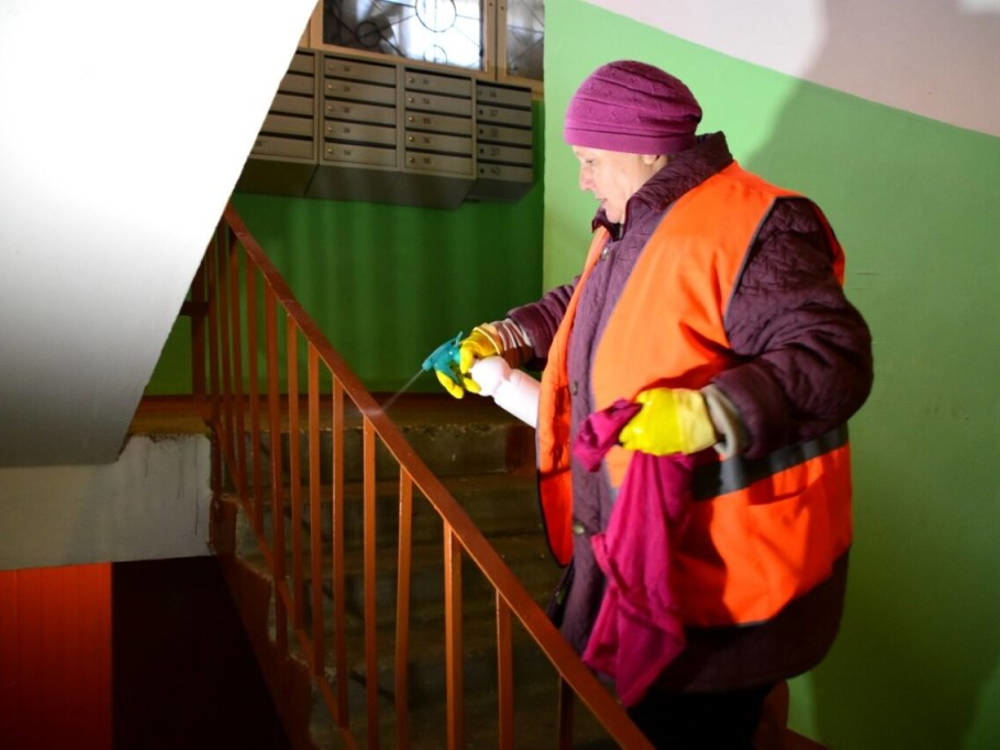Мыть подъезды. Уборка подъездов. Уборка подъездов в многоквартирном доме. Мытье подъездов в жилых домах. Уборщица многоквартирных домов.