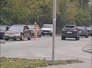 Очевидцы засняли на бульваре Гагарина голую женщину с маленьким ребенком 