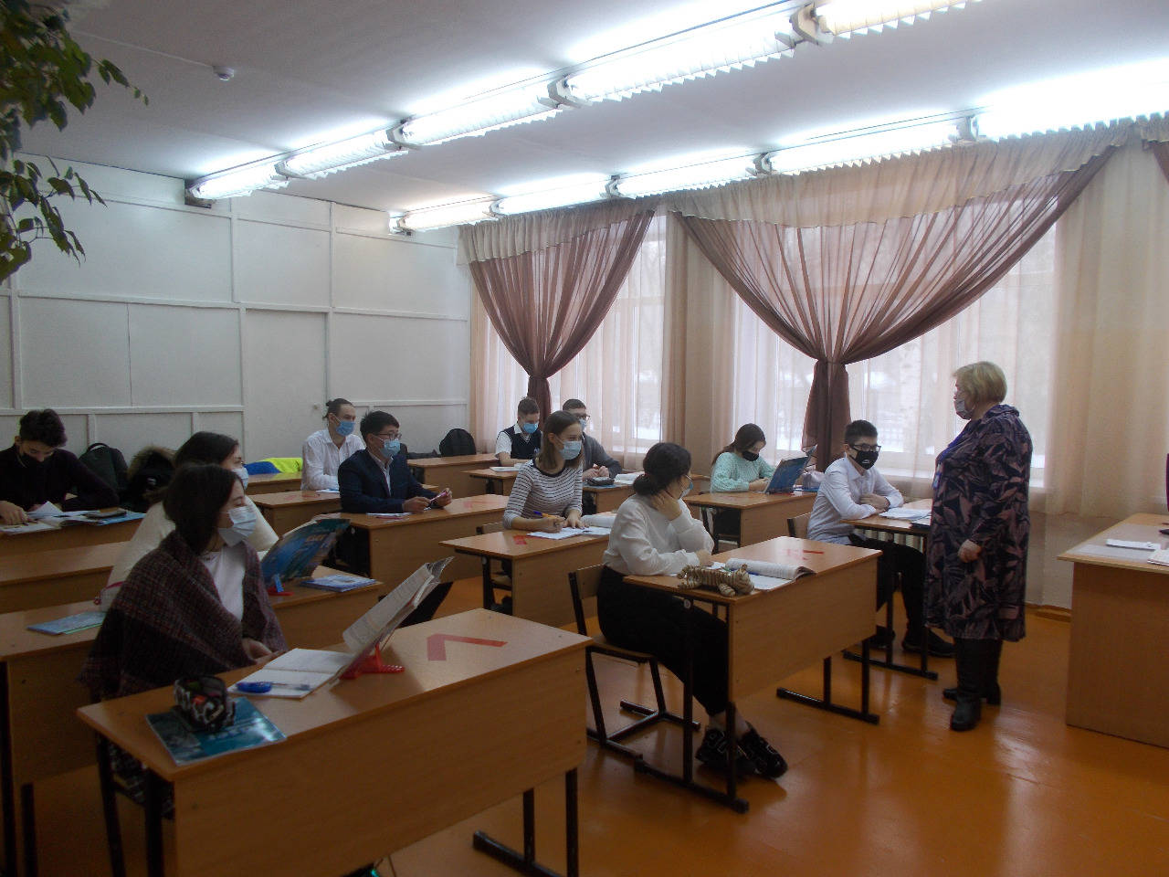 Школы вко. Усть-каменогорск лицей номер 34. Школы в казахстане. День знаний в казахстане. Школа 7 усть-каменогорск.