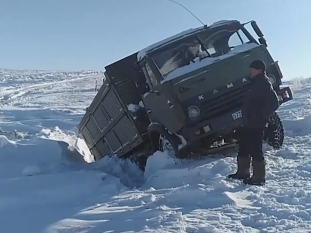 камаз в снегу