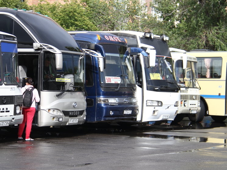 Транспорт семей. Пассажирский автобус. Автобус на дороге. Места в межгородском автобусе. Междугородние автобусы Казахстан.