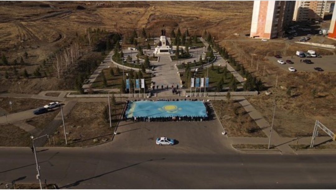 В Усть-Каменогорске подняли 100-килограммовый флаг | YK-news.kz