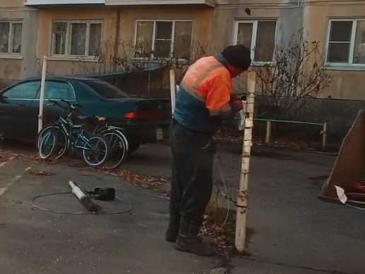 Коммунальщики изымают растяжки, демонтированные во дворах Усть ...