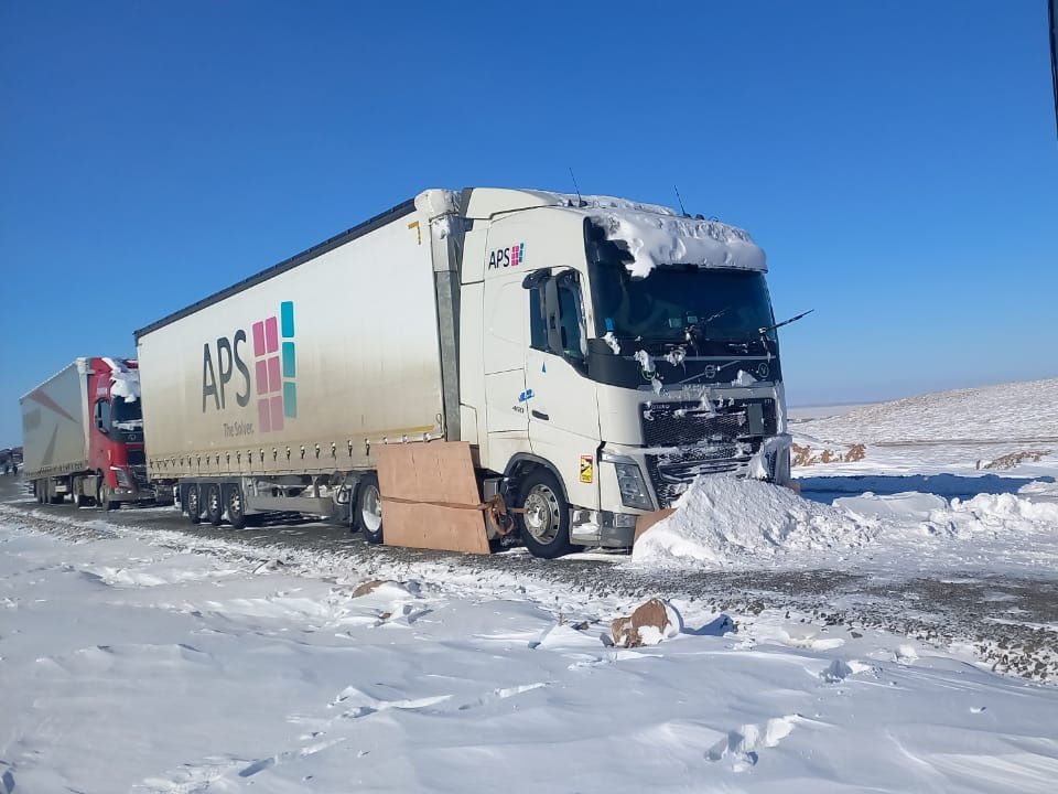 Водитель большегруза, застрявшего на трассе в ВКО, получил обморожение ...