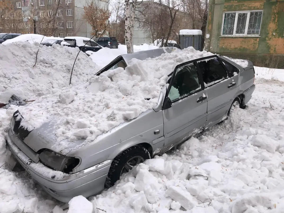 В Усть-Каменогорске упавший с крыши снег повредил автомобиль | YK-news.kz