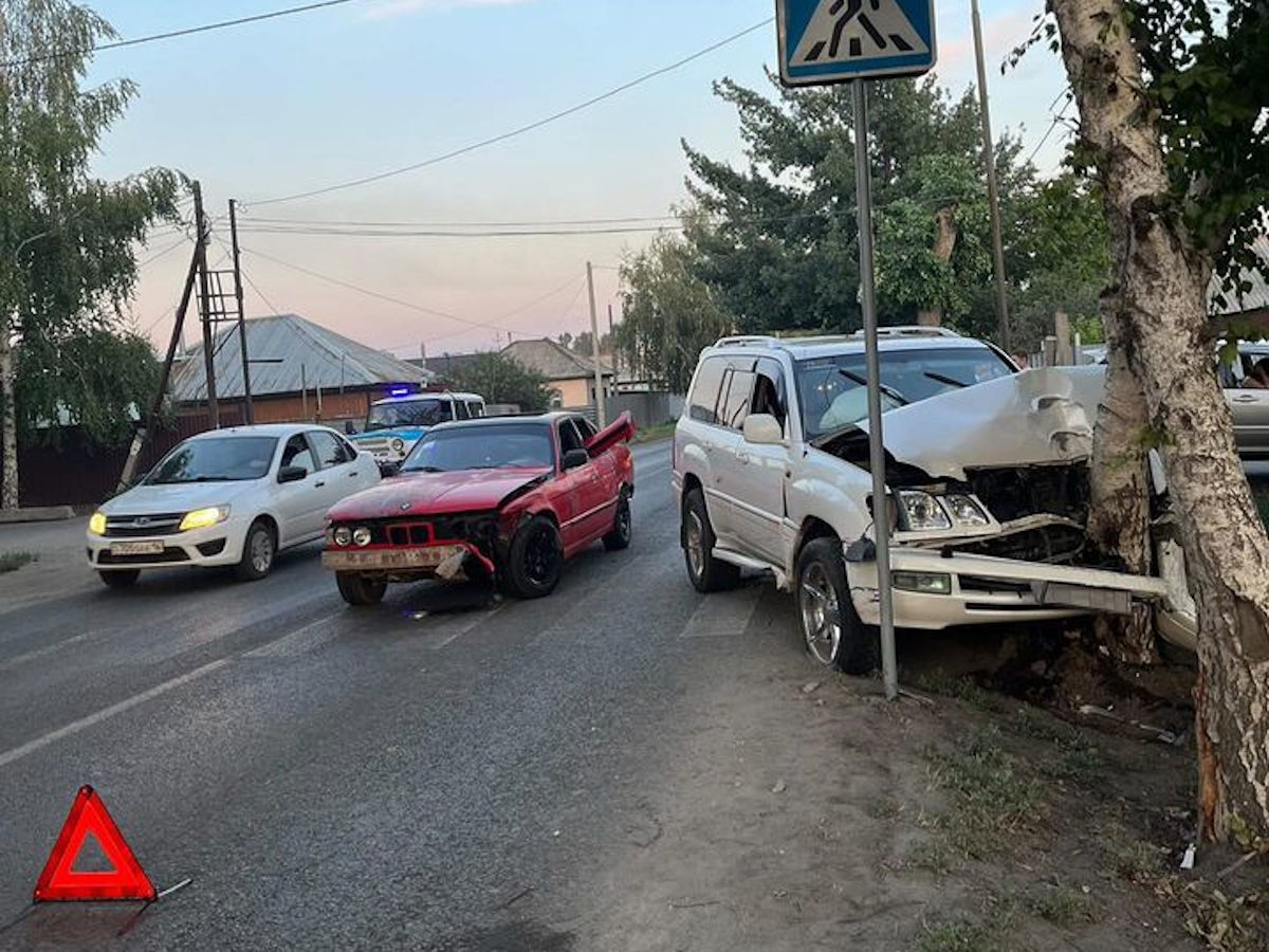 В Усть-Каменогорске в результате ДТП автомобиль врезался в дерево |  YK-news.kz