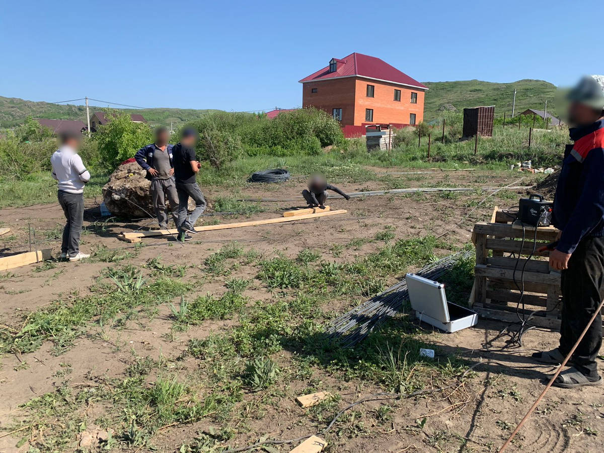 Усть-Каменогорск - В ВКО нелегалов, строивших дом, выдворили за пределы  Казахстана | YK-news.kz