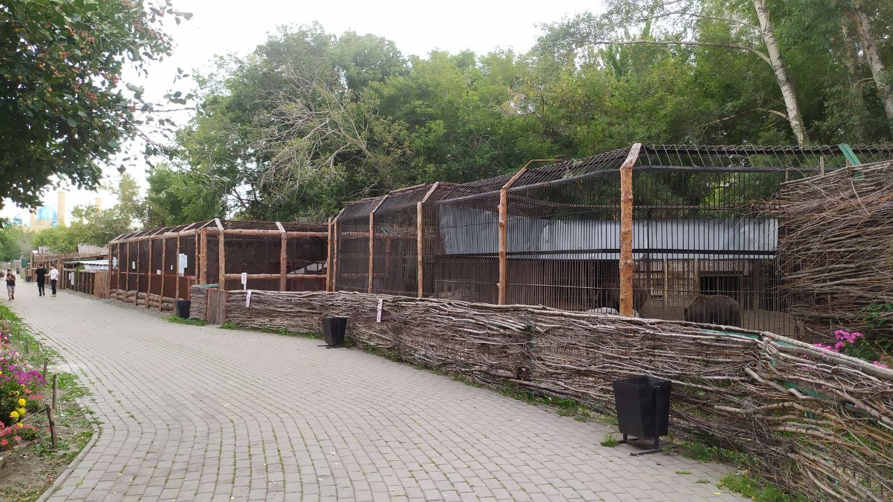 Зоопарк левый берег. Зоопарк Усть Каменогорск.