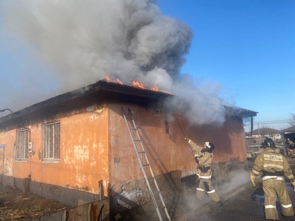 В Усть-Каменогорске сосед помог погорельцам выбраться из задымленного дома  | YK-news.kz | YK-news.kz