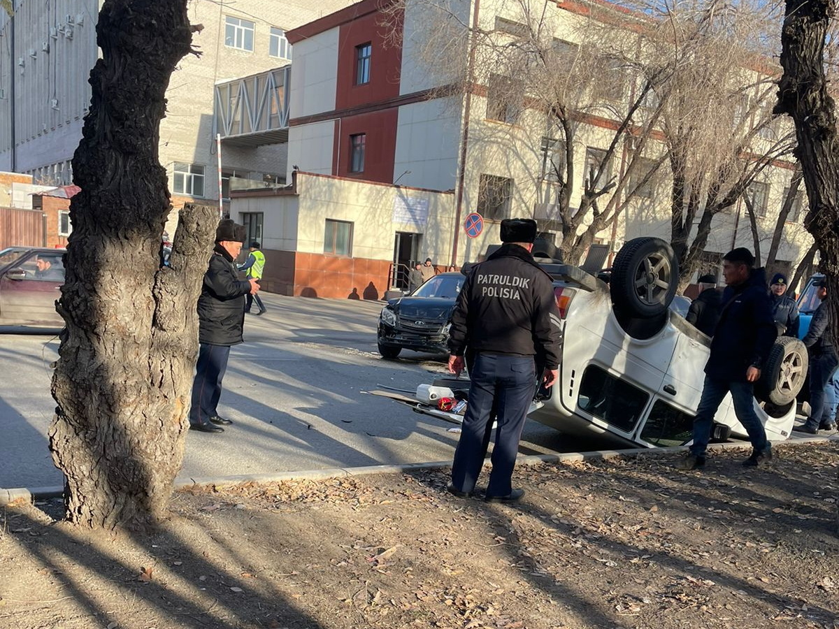 Автомобиль опрокинулся на одной из центральных улиц Усть-Каменогорска ...