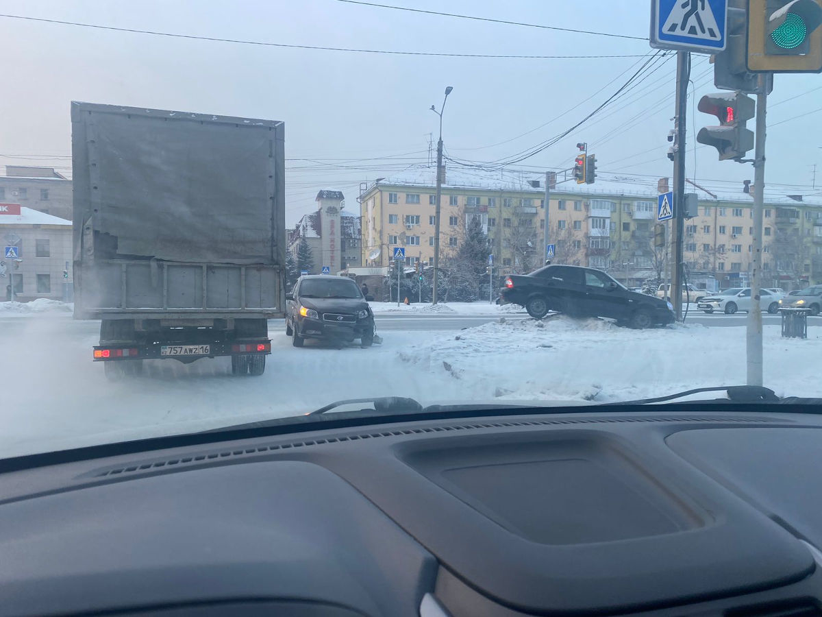 В центре Усть-Каменогорска автомобиль в результате ДТП оказался за  пределами проезжей части | YK-news.kz | YK-news.kz