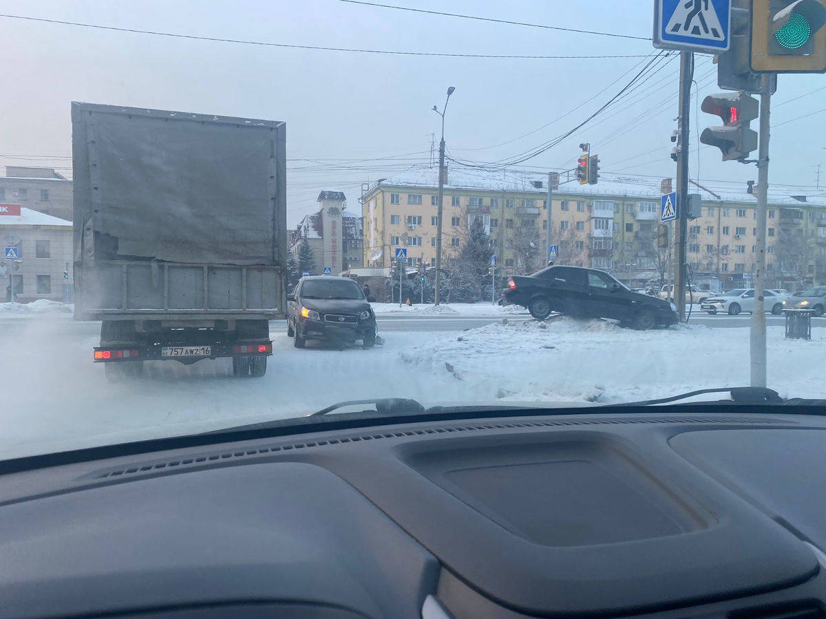 В центре Усть-Каменогорска автомобиль в результате ДТП оказался за  пределами проезжей части | YK-news.kz