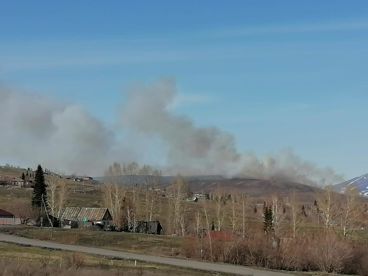 Погода в белоусовке восточно казахстанской. Пожар Усть Каменогорск. Горит сухая трава. Буря в Белоусовке ВКО. Тушат огромный пожар.