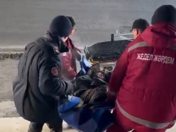 Фура на дороге. Дтп упал с моста. Камаз снес пешеходный мост. Дтп упал с моста. Дтп упал с моста.