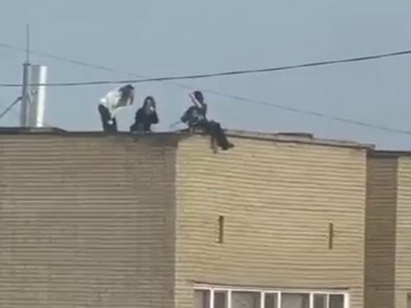 В Усть-Каменогорске шестиклассницы забрались на крышу многоэтажки ради селфи | YK-news.kz