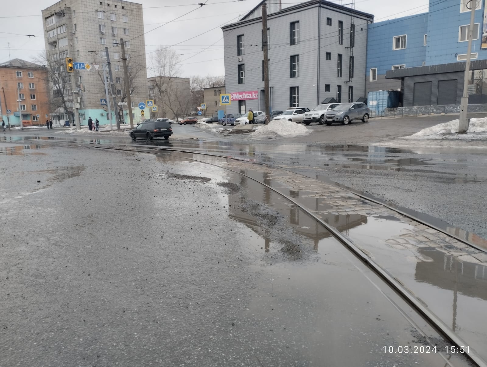 В Усть-Каменогорске автомобилисты пожаловались на состояние трамвайных  путей на перекрестке | YK-news.kz