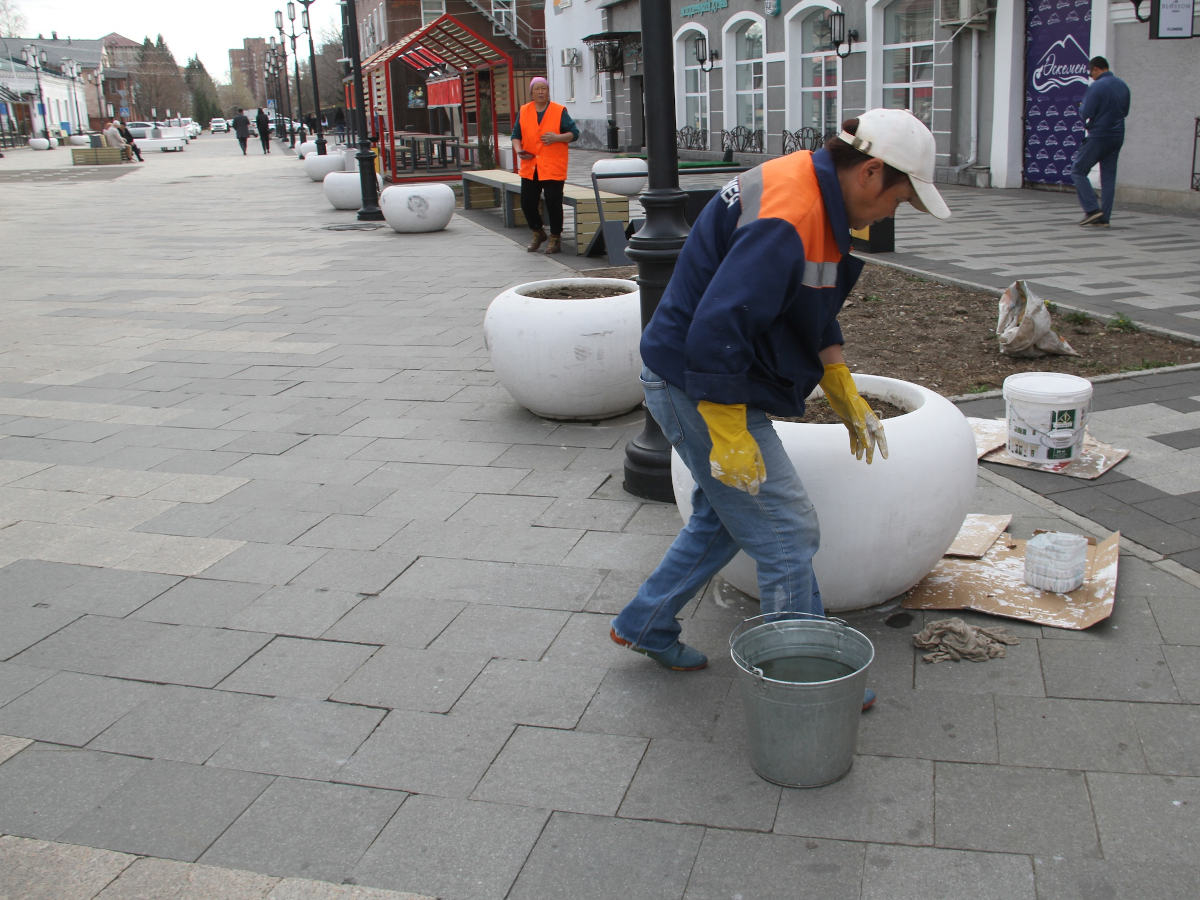 В Усть-Каменогорске предприниматели вышли на субботник на Арбате |  YK-news.kz