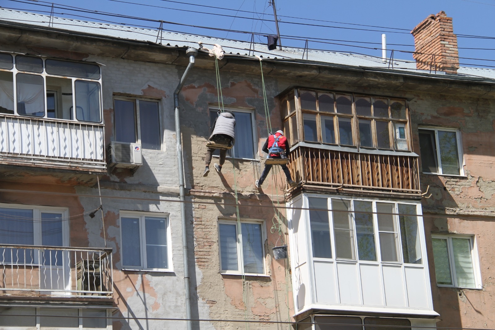 На нескольких улицах Усть-Каменогорске приступили к покраске фасадов |  YK-news.kz