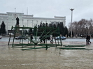 В Усть-Каменогорске начали монтировать новогоднюю ёлку