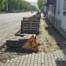 В Усть-Каменогорске на одной из центральных улиц продолжается ремонт тротуаров