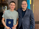 Аким Усть-Каменогорска вручил подарок студенту, который спас тонувшего ребенка