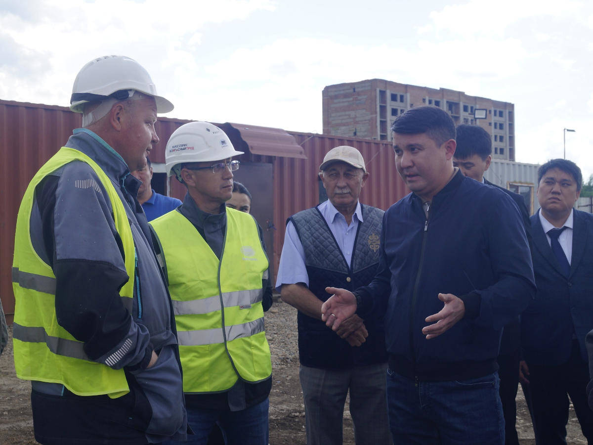 Риддер қаласының әкімі ата-аналар комитеті мен Қоғамдық кеңестің өкілдерімен бірге жаңа «Шаңырақ» мектебінің құрылыс алаңына барып қайтты