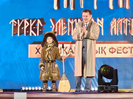 Аким ВКО подарил домбру шестилетнему певцу из Якутии