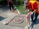 В Усть-Каменогорске промывают ливневые колодцы и обновляют крышки люков