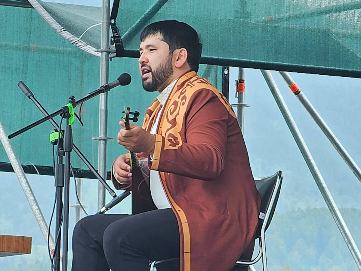 Международный айтыс акынов прошел на Алтае в рамках фестиваля тюркского мира