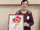 Жительница ВКО вышивает лентами картины 