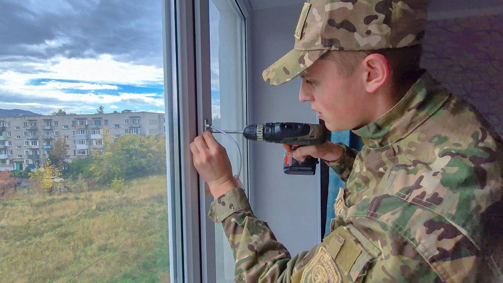 В Риддере спасатели установили оконные блокираторы для безопасности детей