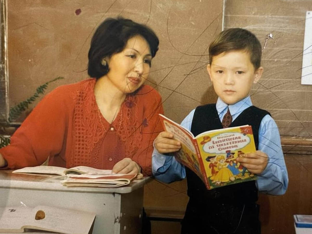Аким Усть-Каменогорска в День учителя поделился своими школьными фотографиями