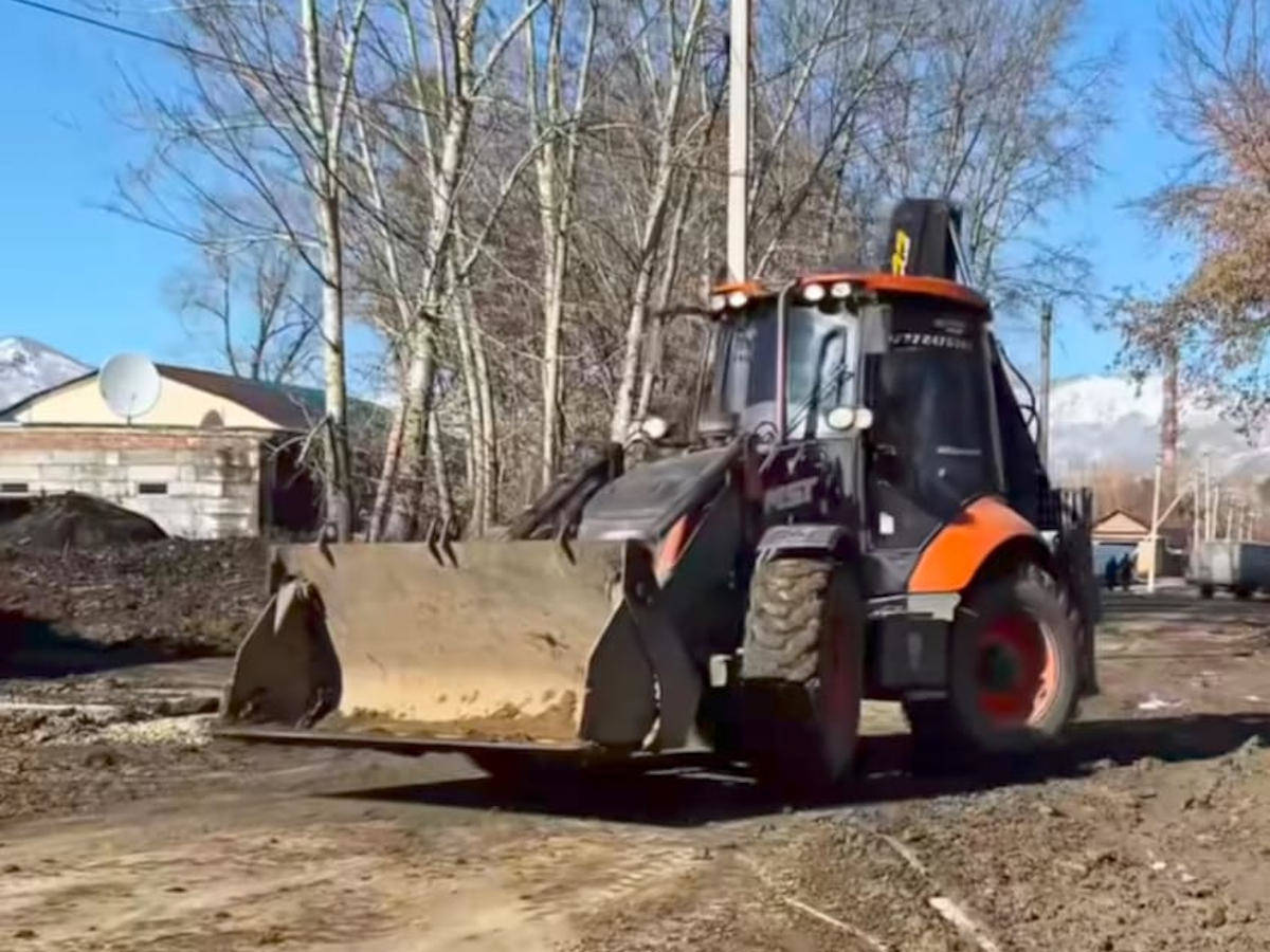 Аким Риддера осмотрел как асфальтируют участки дорог после реконструкции тепловых сетей