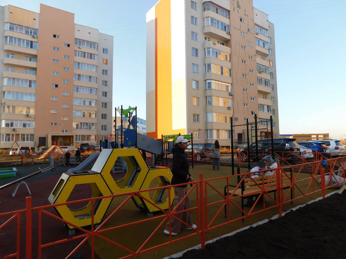 В Усть-Каменогорске дети с проспекта Есенберлина получили игровые площадки, о которых мечтали