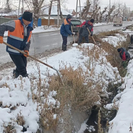 В Усть-Каменогорске очищают водоотводные лотки