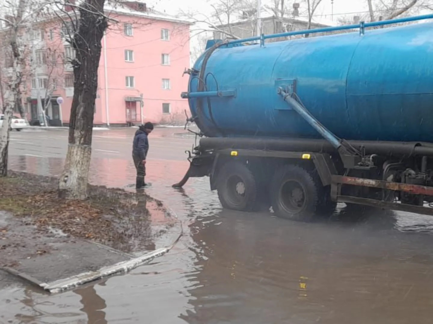 В Усть-Каменогорске откачивают воду на улицах после дождя