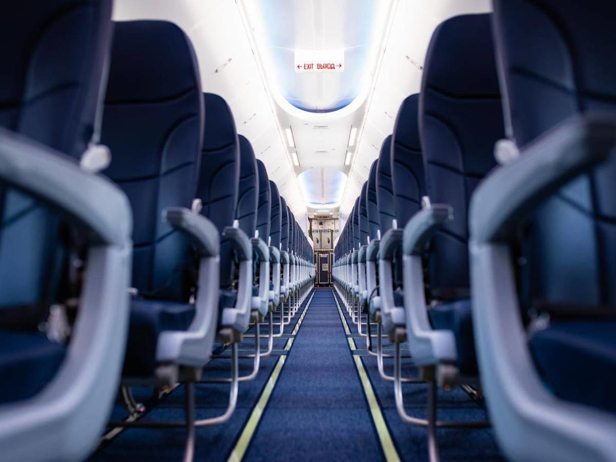 Пассажир открыл аварийный выход в самолёте: рассмотрен иск на 23 миллиона