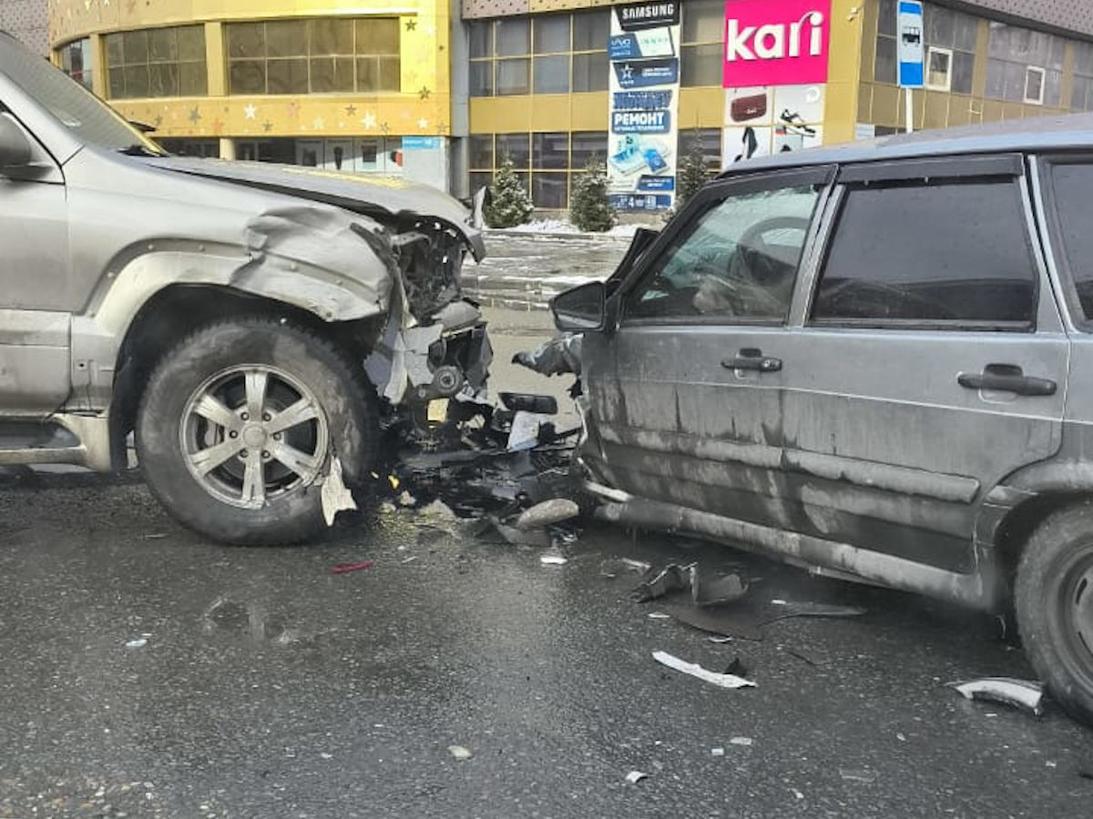 В Усть-Каменогорске водителя госпитализировали после ДТП